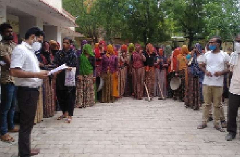 एसडीएम कार्यालय पर नरेगा श्रमिकों का प्रदर्शन एसडीएम कार्यालय पर नरेगा श्रमिकों का प्रदर्शन
