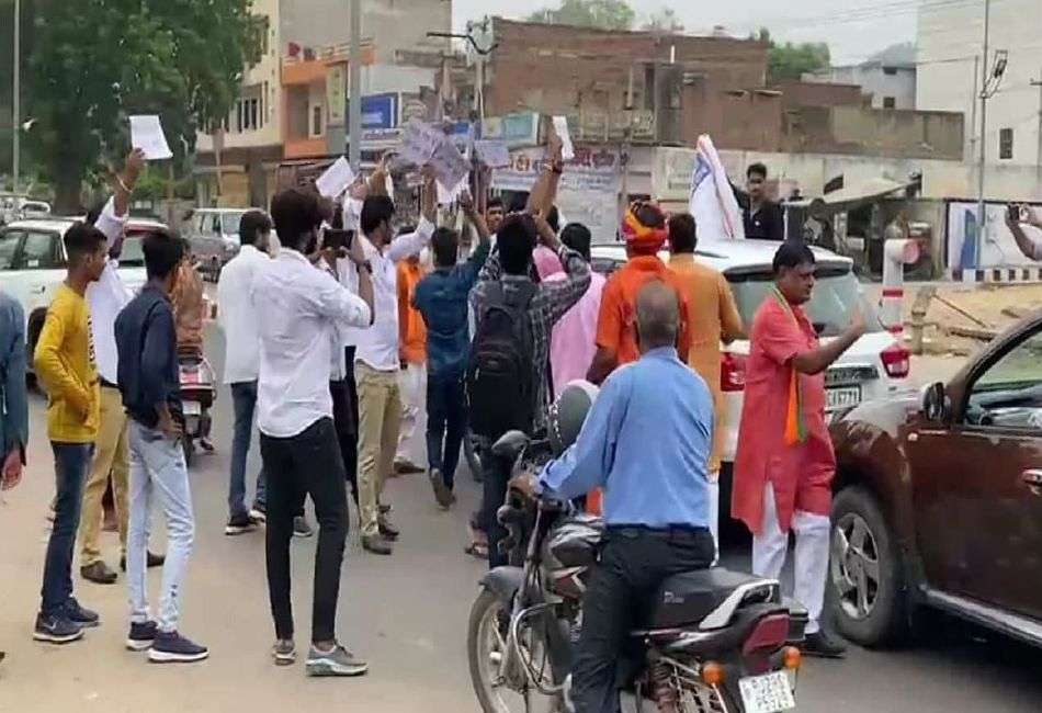 युवा कांग्रेस ने सांसद दीया कुमारी के काफिले के आगे आकर किया प्रदर्शन