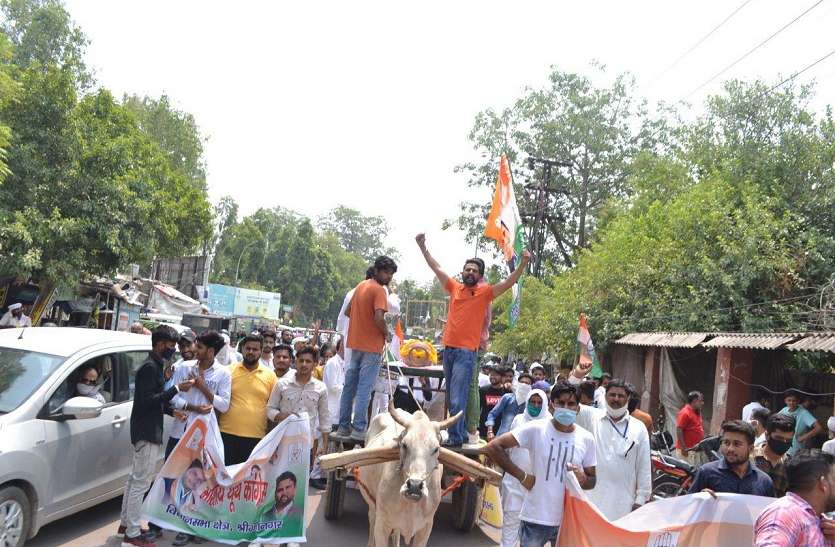रसोई गैस की शव यात्रा निकालकर किया अनूठा प्रदर्शन रसोई गैस की शव यात्रा निकालकर किया अनूठा प्रदर्शन