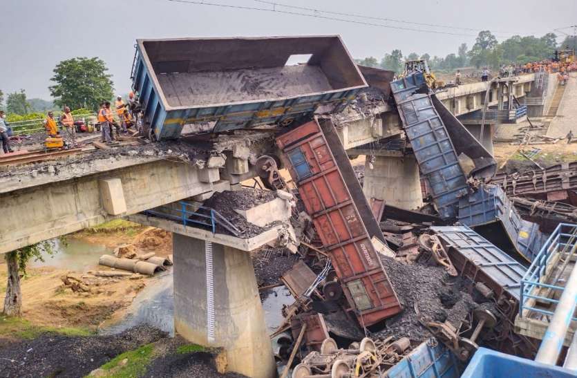 Work continues to remove debris from JCB on damaged railway track, two क्षतिग्रस्त रेलवे ट्रैक पर जेसीबी से मलवा को हटाने कार्य जारी, दो क्रेन पहुंचा घटना स्थल
