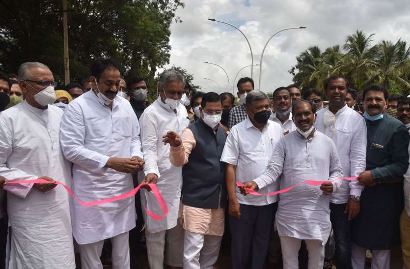 सजावटी स्ट्रीट लाइटों के लिए खंभों का किया लोकार्पण सजावटी स्ट्रीट लाइटों के लिए खंभों का किया लोकार्पण