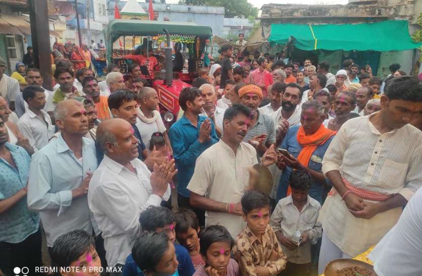 82 साल में पहली बार बैलगाड़ी की जगह ट्रॉली में आए भगवान 82 साल में पहली बार बैलगाड़ी की जगह ट्रॉली में आए भगवान