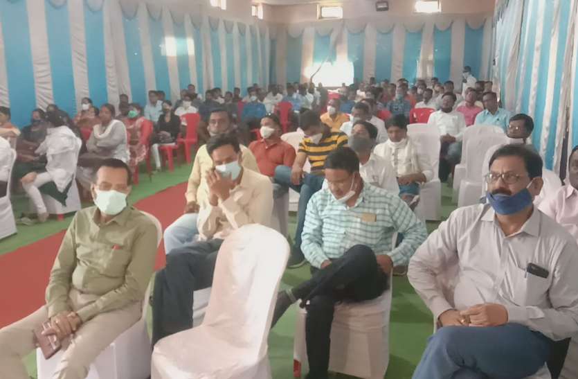 जनपदों और पंचायतों में रहे ताले, नहीं हो पाए काम जनपदों और पंचायतों में रहे ताले, नहीं हो पाए काम