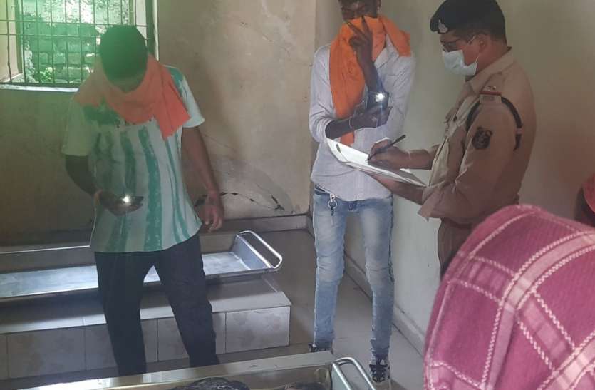 Breaking news मोबाइल की लाइट में पंचनामा, शास्त्री अस्पताल की मच्र्यूरी में बिजली गुल होने से हो रही दिक्कत Breaking news मोबाइल की लाइट में पंचनामा, शास्त्री अस्पताल की मच्र्यूरी में बिजली गुल होने से हो रही दिक्कत
