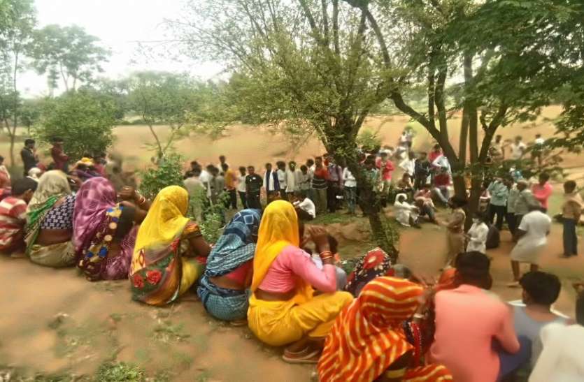 Sensation spread after finding four dead bodies in Tikamgarh Breaking News- तीन मासूमों के साथ कुएं में कूदी मां, चारों की मौत