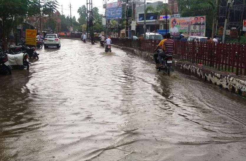 गरज-चमक के साथ बारिश, बिजली गिरने से चार की मौत गरज-चमक के साथ बारिश, बिजली गिरने से चार की मौत
