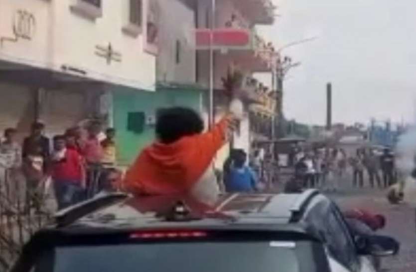 OMG : जेल से छूटे एक और बूटलेगर के भव्य स्वागत वीडियो वायरल OMG : जेल से छूटे एक और बूटलेगर के भव्य स्वागत वीडियो वायरल