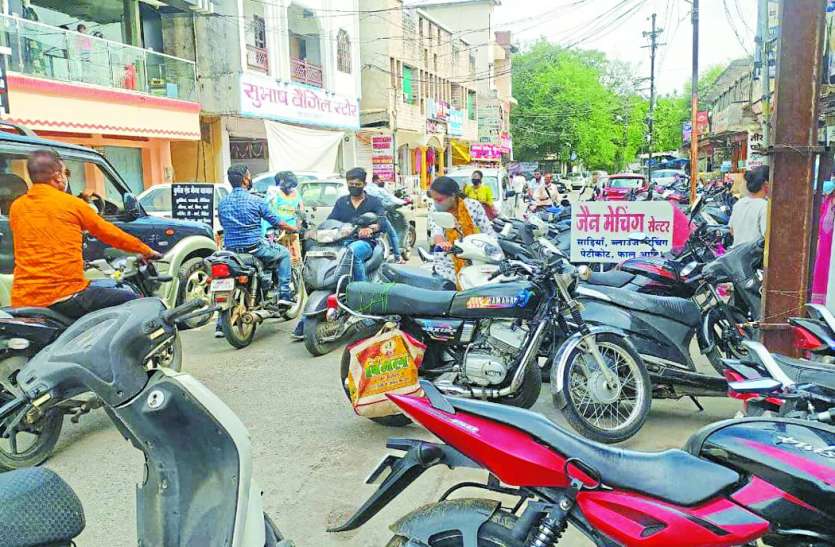 chhindwara Public issue: अनलॉक के बाद बाजारों में बढ़ा वाहनों का दबाव, हर दिन जाम