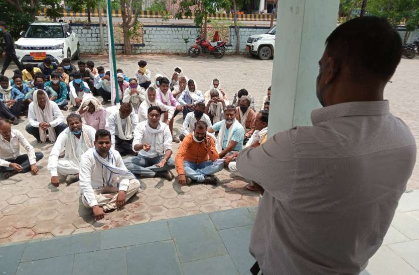 बिजली जीएम दफ्तर के बाहर धूप में बैठ गए ग्रामीण बिजली जीएम दफ्तर के बाहर धूप में बैठ गए ग्रामीण