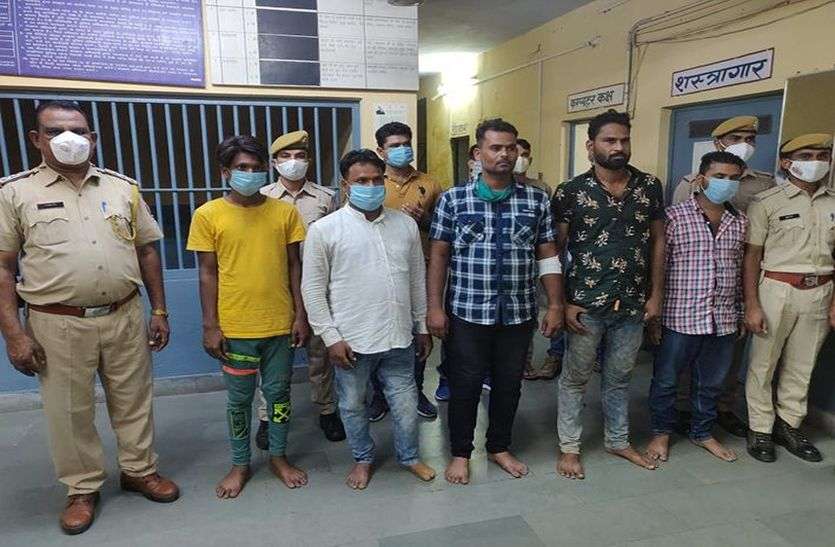 नाकाबंदी में दबोचे 5 कुख्यात बदमाश, हथियार व कारतूस बरामद नाकाबंदी में दबोचे 5 कुख्यात बदमाश, हथियार व कारतूस बरामद