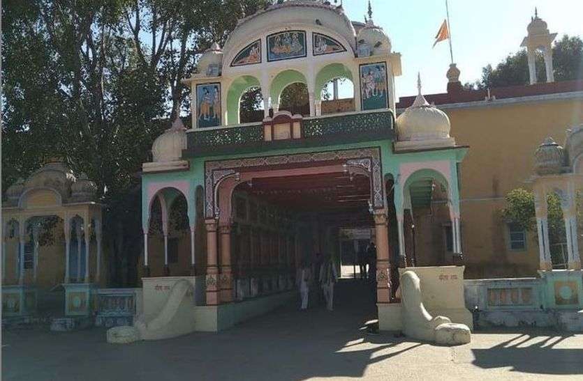 अनूठा मंदिर, आधा राजस्थान और आधा हरियाणा में, जहां नहीं चढ़ाई जाती नकदी अनूठा मंदिर, आधा राजस्थान और आधा हरियाणा में, जहां नहीं चढ़ाई जाती नकदी