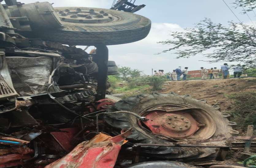 ratlam road accident horrific road accident in ratlam रतलाम में भीषण सड़क दुर्घटना, 3 की मौत, कई घायलों की हालत नाजुक