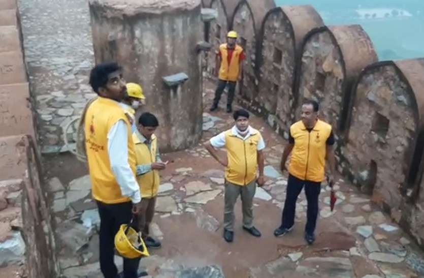 amer_lightning1.jpg Lightning Strike In Jaipur: मौत के तांडव के बीच जान पर खेल कईयों को जिंदा निकाल लाए ये लड़ाके.... इनसे मिलिए....