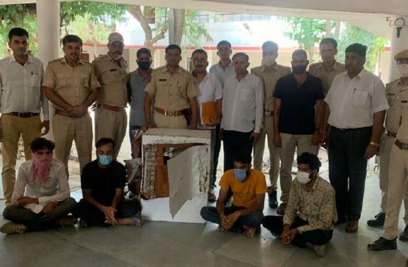 कुएं में डाली एटीएम मशीन व 2.90 लाख रुपए बरामद कुएं में डाली एटीएम मशीन व 2.90 लाख रुपए बरामद