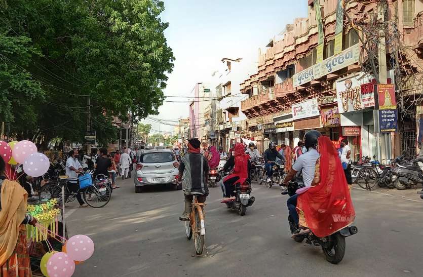 बाजार में सुस्त ग्राहकी, परकोटे के अंदर रौनक बाजार में सुस्त ग्राहकी, परकोटे के अंदर रौनक