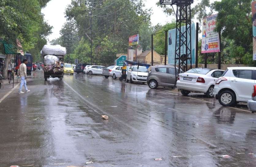 2 एमएम बारिश से दो डिग्री गिरा तापमान, भीषण गर्मी व उमस से मिली कुछ राहत 2 एमएम बारिश से दो डिग्री गिरा तापमान, भीषण गर्मी व उमस से मिली कुछ राहत