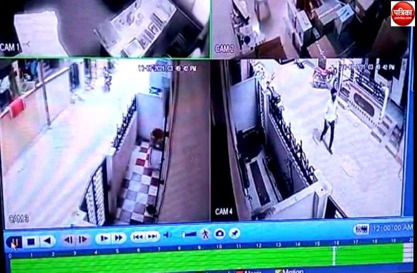 Theft from temple donation boxes मंदिर की दान पेटियों से रुपए ले उड़े बदमाश, सीसीटीवी फुटेज के आधार पर होगी मामले की जांच