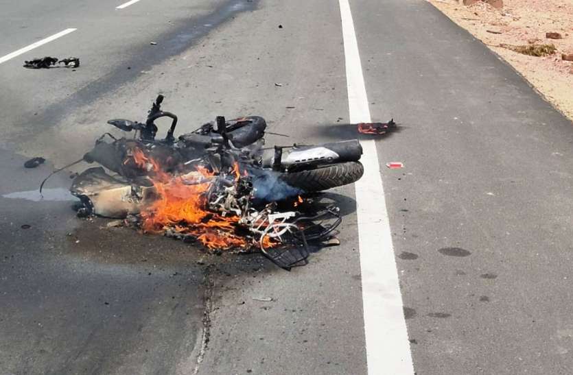 Bike Fire सड़क हादसा: कंटेनर और बस की भिड़ंत में एक महिला की मौत, आठ घायल
