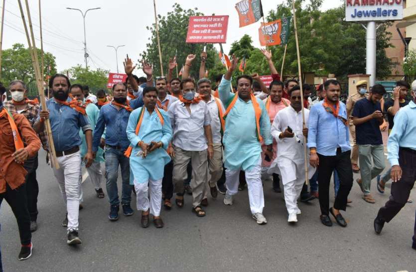 गहलोत सरकार में दलितों पर बढ़ा अत्याचार, भाजपा ने किया विरोध-प्रदर्शन गहलोत सरकार में दलितों पर बढ़ा अत्याचार, भाजपा ने किया विरोध-प्रदर्शन