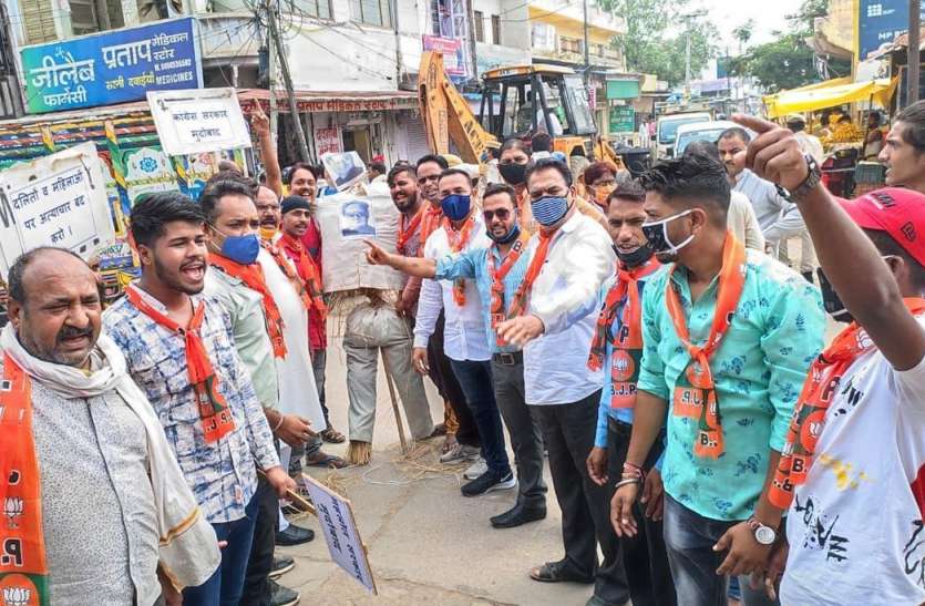 दोषियों को मिले सजा, भाजपा कार्यकर्ताओं ने किया प्रदर्शन दोषियों को मिले सजा, भाजपा कार्यकर्ताओं ने किया प्रदर्शन