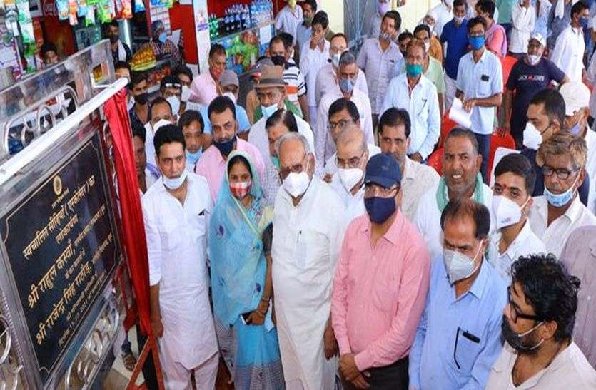 आखिर सांसद ने क्यों कर दिया एस्केलेटर का लोकार्पण आखिर सांसद ने क्यों कर दिया एस्केलेटर का लोकार्पण
