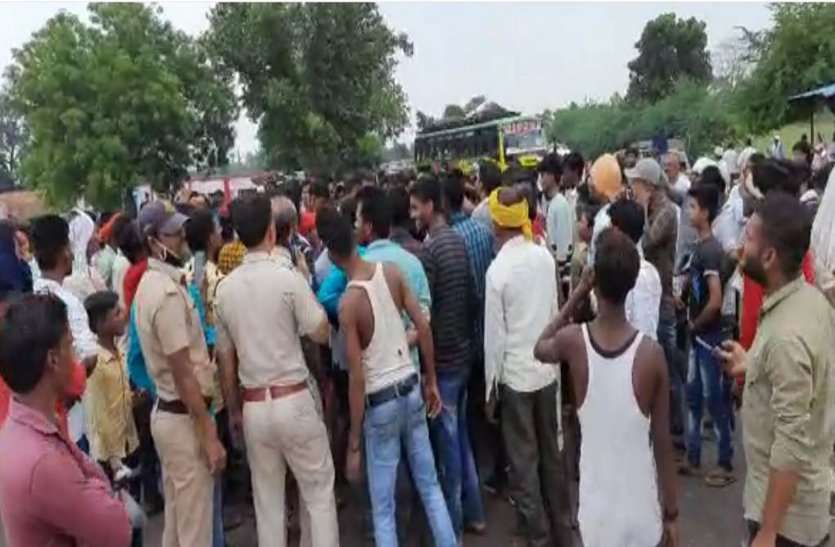 घटना के बाद ट्रक लेकर फरार हुआ ड्राइवर, ट्रक मिला बिजावर के पास ट्रक ने स्कूटी सवार तीन लोगों को कुचला, मौत