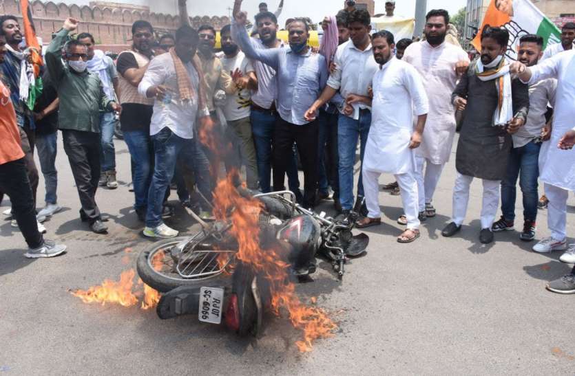 मोटरसाइकिल को लगाई आग, ऊंट गाड़े पर सिलेण्डर रख किया प्रदर्शन मोटरसाइकिल को लगाई आग, ऊंट गाड़े पर सिलेण्डर रख किया प्रदर्शन