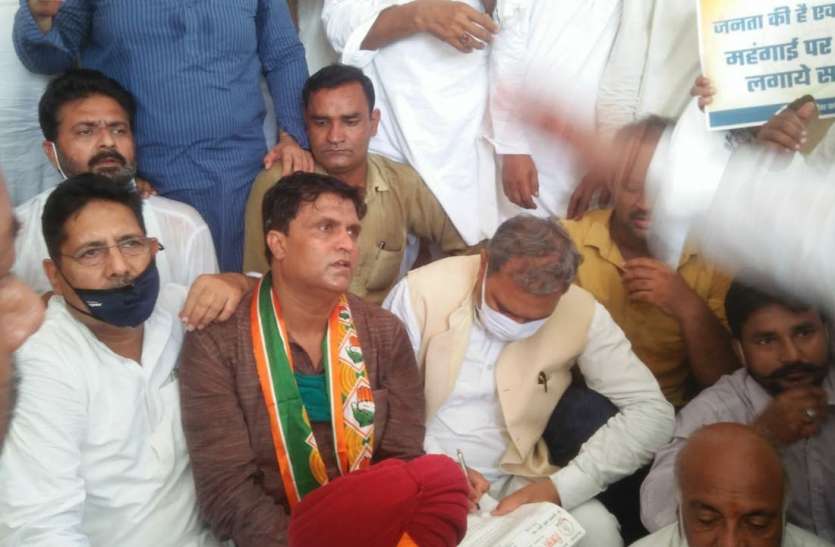 congress-3.jpg महंगाई के खिलाफ भैंसा बुग्गी पर सवार होकर कांग्रेसियों ने किया जोरदार प्रदर्शन