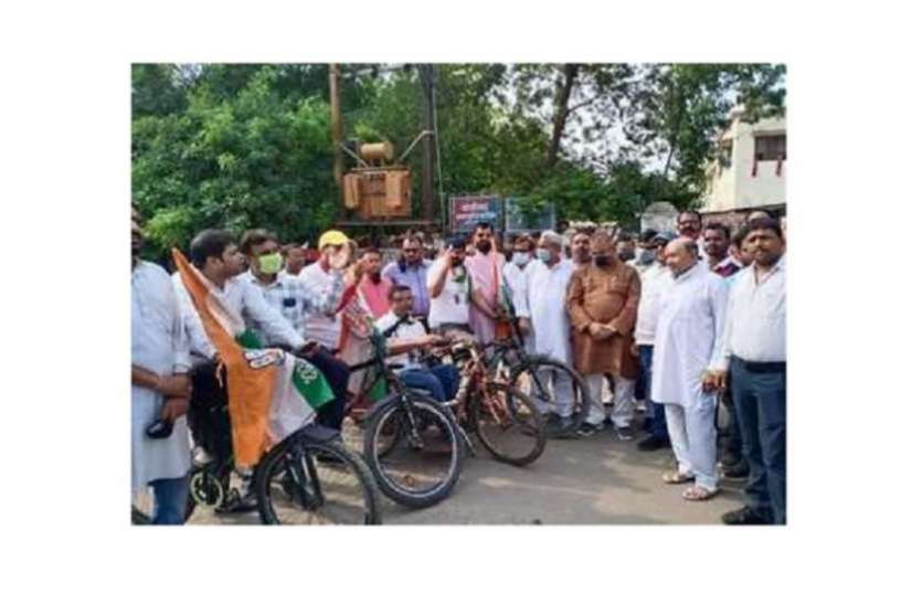 कांग्रेस की महंगाई विरोधी साइकिल यात्रा महंगाई विरोधी कांग्रेसी साइकिल यात्रियों ने कलेक्ट्रेट घेरा