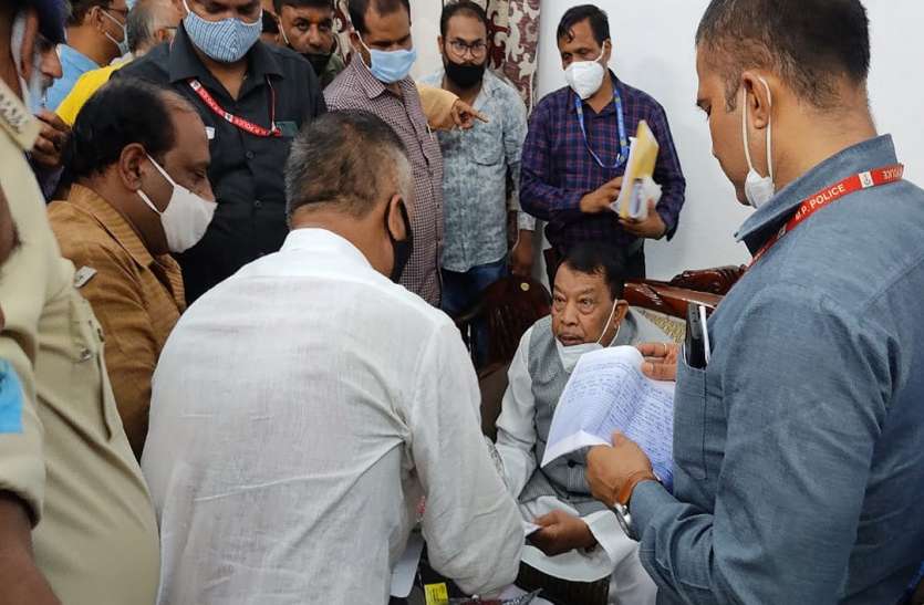 विधानसभाध्यक्ष को ज्ञापन सौंपते संविदाकर्मी संविदाकर्मियों ने नियमितीकरण की मांग दोहराई, याद दिलाया CM का वादा
