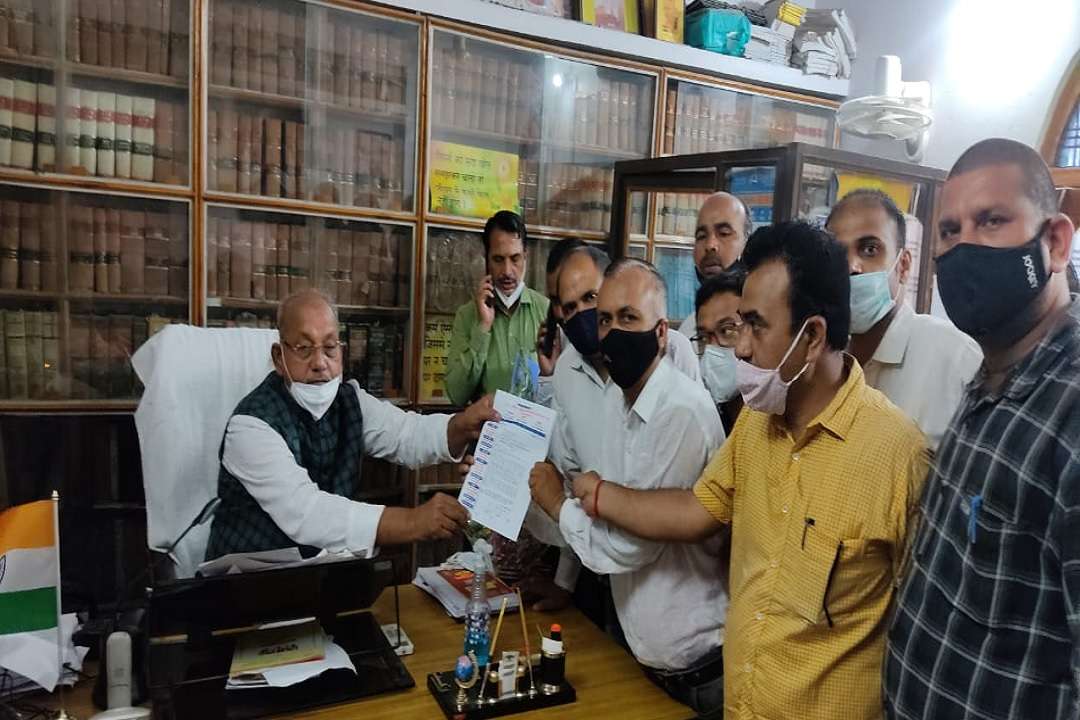 विधानसभाध्यक्ष को ज्ञापन सौंपते संविदाकर्मी