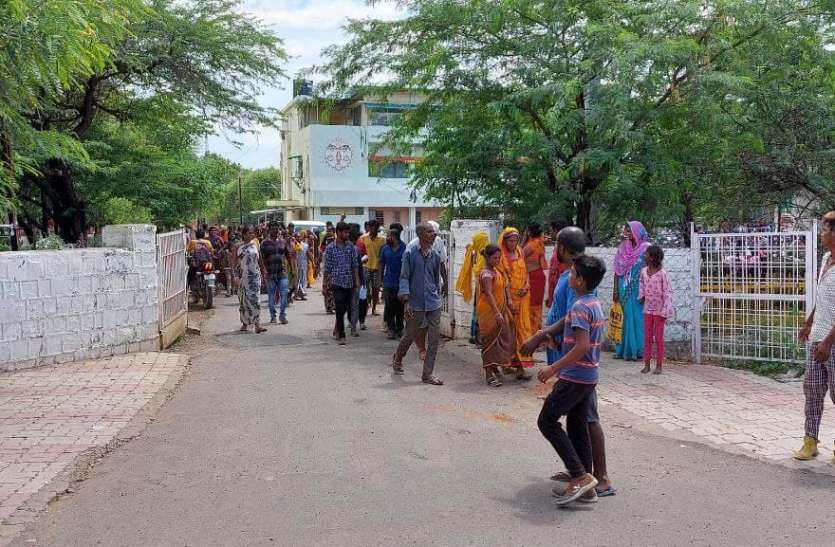 Women and children threw stones at the squad that went to remove the encroachment अतिक्रमण हटाने गए दस्ते पर महिलाओं और बच्चों ने फैंके पत्थर