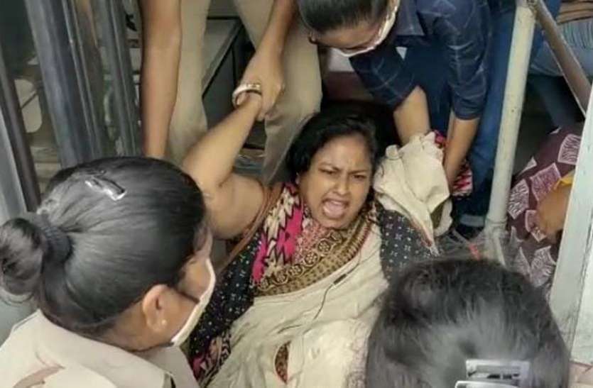 रेल रोकने गए आंदोलनकारी हिरासत में रेल रोकने गए आंदोलनकारी हिरासत में
