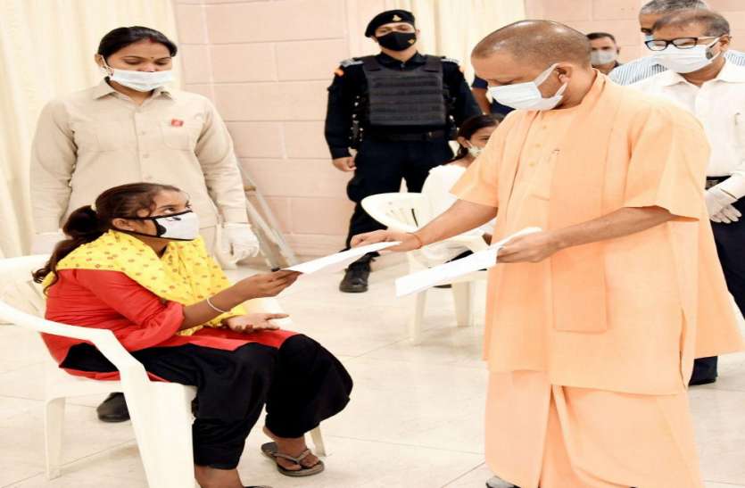 जनता दरबार में छात्रा ने सुनाई मुख्यमंत्री को अपनी आपबीती,पढ़े ये खबर जनता दरबार में छात्रा ने सुनाई मुख्यमंत्री को अपनी आपबीती,पढ़े ये खबर