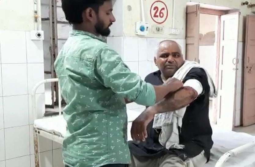 बाइक खरीद को लेकर दो पक्षों में फायरिंग, गांव में तनाव बाइक खरीद को लेकर दो पक्षों में फायरिंग, गांव में तनाव