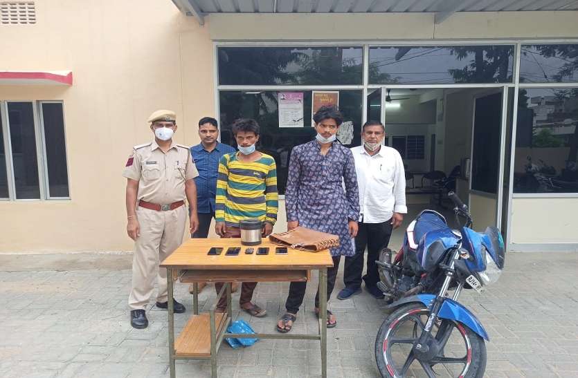 नशे के लिए राहगीरों से छीनते थे मोबाइल नशे के लिए राहगीरों से छीनते थे मोबाइल