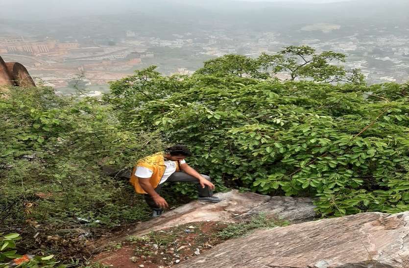 ड्रेगन लाइट और टार्च की रोशनी के बाद ड्रोन ने खंगाला चप्पा चप्पा ड्रेगन लाइट और टार्च की रोशनी के बाद ड्रोन ने खंगाला चप्पा चप्पा