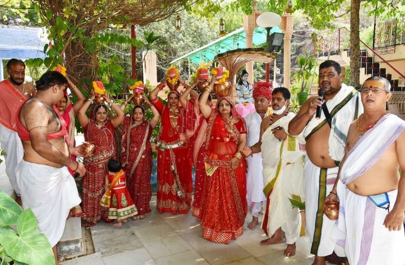 कलश यात्रा के साथ महारुद्रयाग का शुभारंभ कलश यात्रा के साथ महारुद्रयाग का शुभारंभ