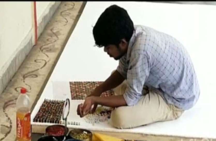 Gwalior Painting Guinness Book of World Records वुड पिन की पेंटिंग, वर्ल्ड रिकॉर्ड के लिए महाभारत का दृश्य दर्शा रहे ग्वालियर के दुष्यंत