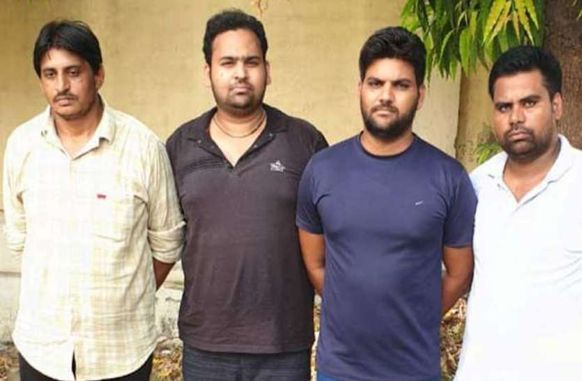 Fraud RTO Booth gang scam arrested यूपी साइबर सेल की कार्रवाई, करोड़ों का घोटाला करने वाले गिरोह का भंडाफोड़, वाहन मालिकों से वसूले अब तक 100 करोड़