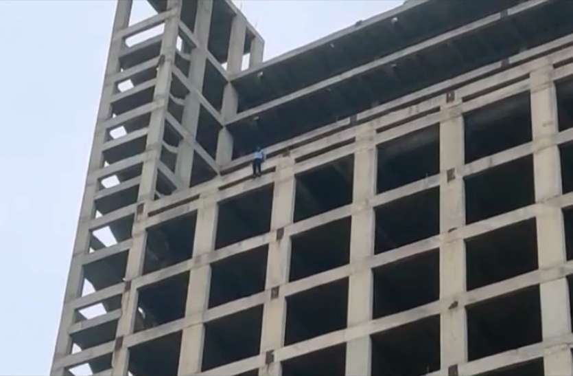 greater-noida.jpg नाराज गर्लफ्रेंड को मनाने के लिए निर्माणाधीन इमारत की 12वीं मंजिल पर चढ़कर शोले का वीरू बना विदेशी युवक