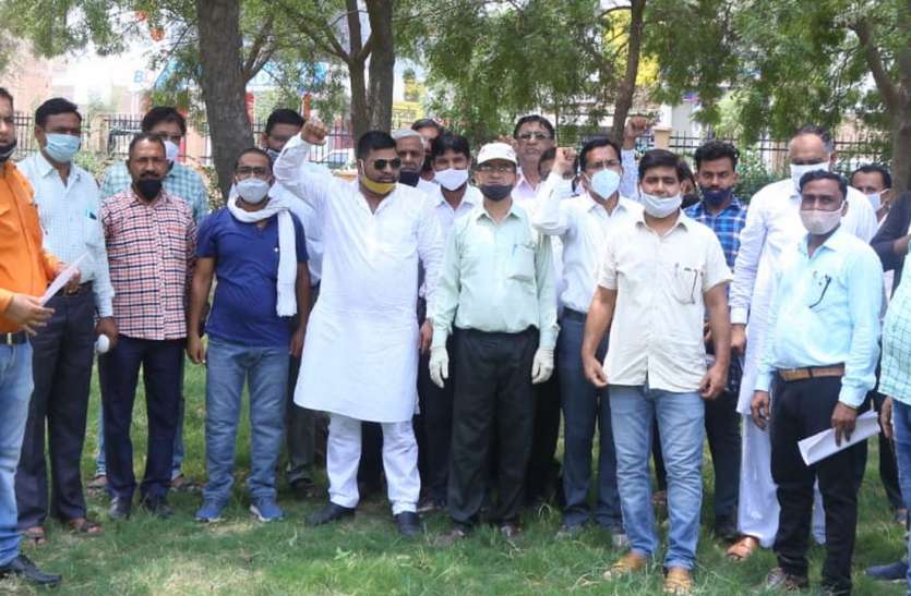 नहीं हुआ भुगतान तो गांधी प्रतिमा के समक्ष देंगे धरना नहीं हुआ भुगतान तो गांधी प्रतिमा के समक्ष देंगे धरना