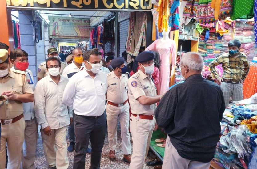 बिना वैक्सीनेशन वाले स्टाफ की जांच को निकली पुलिस-निगम की टीम बिना वैक्सीनेशन वाले स्टाफ की जांच को निकली पुलिस-निगम की टीम