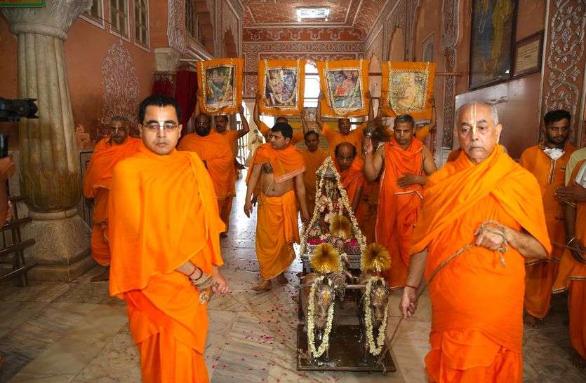 ठाकुरजी को रथ में विराजमान कर मंदिर में लगवाई परिक्रमा ठाकुरजी को रथ में विराजमान कर मंदिर में लगवाई परिक्रमा