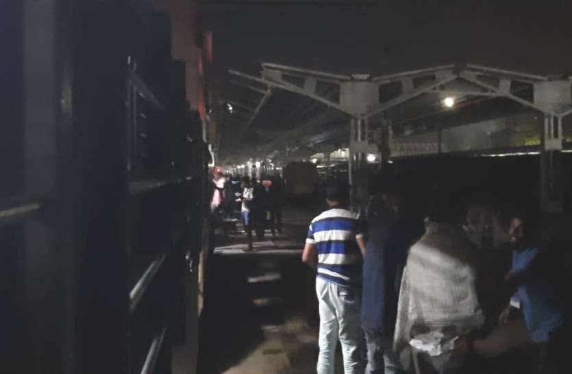 Passengers traveling in train number 08216 had to face difficulties due to darkness at Katni-Mudwara railway station on the night of 8 July. ढांचागत विस्तार में रेलवे की लेटलतीफी बढ़ा रही यात्रियों की परेशानी