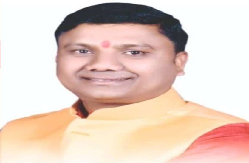 MP Minister Ram Kishore Kanwre Ayush Rajya Mantri Ram Kishore Kanwre एमपी के मंत्री का विवादास्पद बयान- जब एलोपैथी ने हाथ खड़े कर दिए, तब आयुर्वेद ने की कोरोना से रक्षा