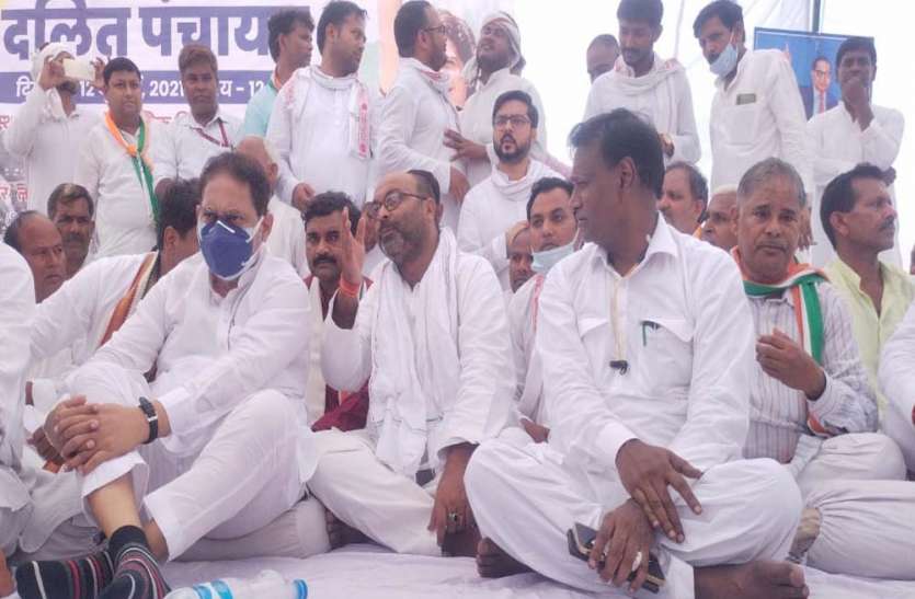 दलित पंचायत में शामिल कांग्रेसी अजय कुमार लल्लू ने दतिलोें को दिया भरोसा, कांग्रेस बनेगी पीड़ित व शोेषितों की आवाज