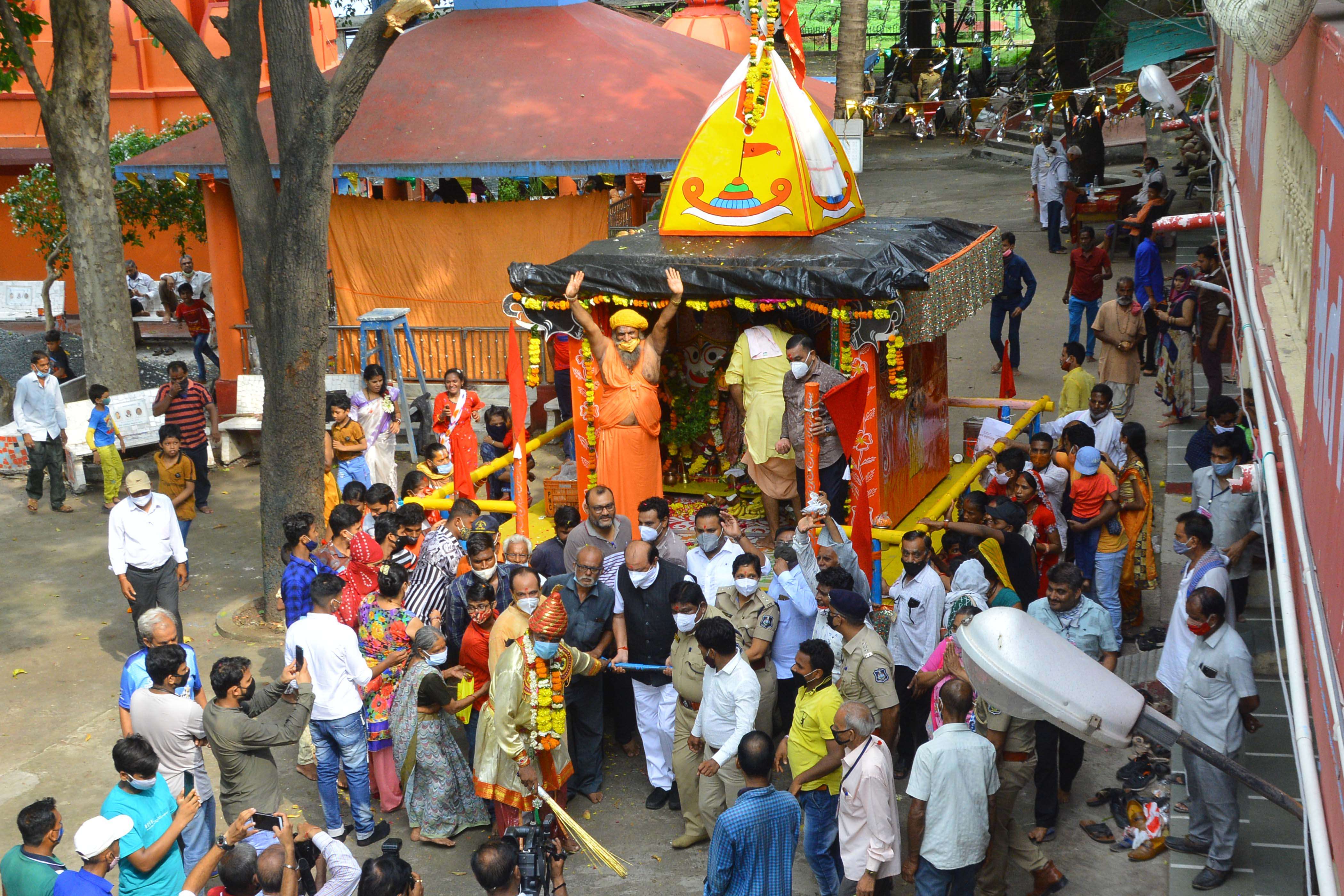 RATH YATRA: रिमझिम फूहार में नगर भ्रमण पर निकले ठाकुरजी