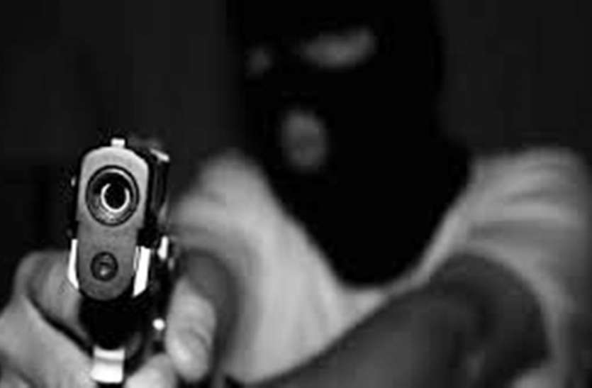 Loot आगरा में पेट्रोल पंप का कैश लेकर जा रहे कर्मचारी से हथियार के बल पर 5.23 लाख की लूट