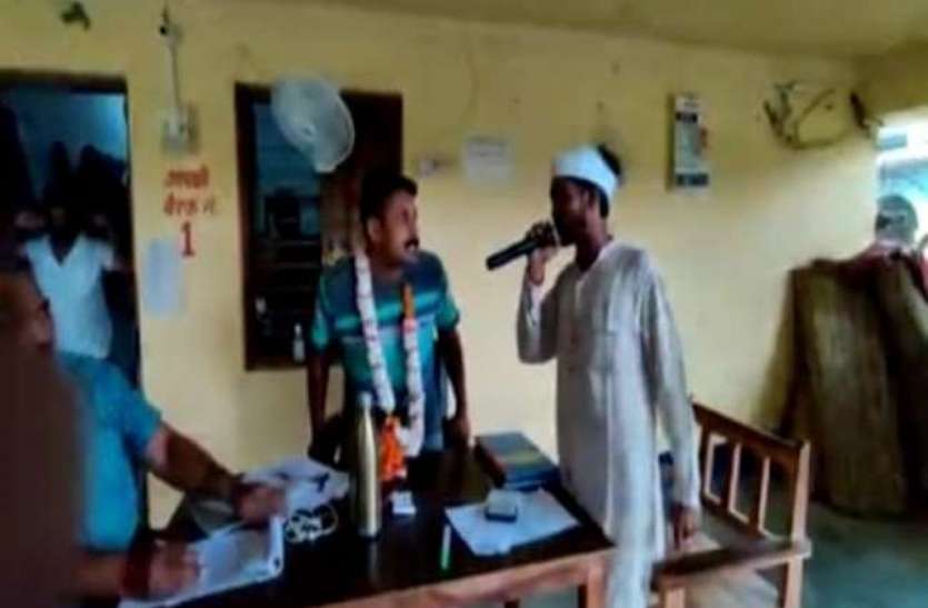 People made police wear garland and called him magician पुलिस की कार्यशैली के खिलाफ लोगों ने खोला मोर्चा, चौकी इंचार्ज को जादूगर बताकर पहनाया माला